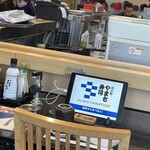 南房総 やまと寿司 - 奥の待ち席で待つも案内が来る様子が無いので、目の前にあるそこ座っていいですかと聞いて座る