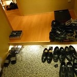 Sennoniwa - 帰りの玄関には靴が何故かお盆に!?いい雰囲気のお店がやることじゃない(-_-)