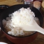 上海台所 鍋家 - 飯、盛ります