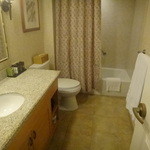 Embassy Suites by Hilton Waikiki Beach Walk - デザインが古めなのは否めませんが、ぜんぜんOKです