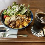 MOA cafe - デミオムライスにアイスコーヒー、サラダがめちゃ多い‼️これはポイント高し。
