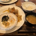 からたちの花 - 味噌汁、根菜の煮物、鶏の唐揚げ、鶏の卵とじ、大根生酢、ナス揚げ出し、たけのこのきんぴら。