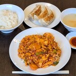 天鴻餃子房 - 料理写真:天鴻餃子房 新川店 海老と卵チリソースランチ 半黒豚餃子を選んで 税込1,000円 mi fan xiao（米飯小）でお願い