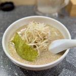 らーめん丸富 - 醤油らーめん もやし 脂多め