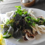 Louisiane Brewhouse and Restaurant - 烏賊の蒸したのをタップリのベトナムハーブと一緒に春巻きの皮にまいていただきます。