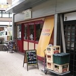 赤のドア枠が目を引きます