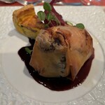 フランス食堂 シェ・モア - ■選べるメインディッシュ：青森県産牛ほほ肉とりんごのフィロー包み焼き ＋￥770：とろけるように柔らかな青森県産牛ほほ肉に、甘酸っぱいりんごの香りが寄り添い、パリッと香ばしいフィロー生地が食感のアクセントに。芳醇な赤ワインソースが全体を優雅にまとめ上げ、まさにおすすめ通り、地元の恵みとフランス料理の技が美しく融合した逸品であった。