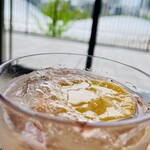 スターバックスコーヒー - 【チラックス•ソーダ•ストロベリー】ハチミツを上からトッピング。