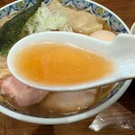 奈つやの中華そば - 円やかながら力強さを感じるスープ