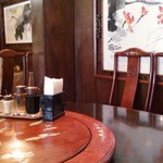 順徳 - 濃い木目調のシックな店内