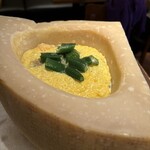 トラットリアボッソ - チーズリゾット、ここからチーズをかき出します