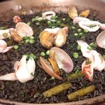 anocado - イカスミのパエリャ(取り分け前)