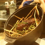 RISTORANTE IL NODO - 神戸ビーフが焼き上がった状態でのプレゼンテーション