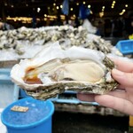 ヤマサ水産 総本店 - 岩牡蠣　デカい!!  うまい!!