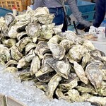 ヤマサ水産 総本店 - 岩牡蠣　行列ができあっという間になくなり即補充