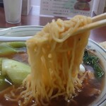 栄福 - チンゲン菜のフカヒレ風味スープそば　細麺リフト
