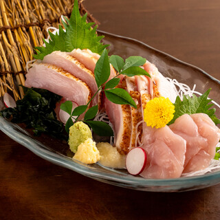 産地直送の地鶏を使った鮮度抜群の鶏刺を、専用の九州醤油で堪能