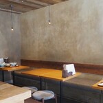 酒菜とうどん 飩燗 - 店内（テーブル席）