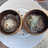 中国料理 新香港 - 二種類の手包み蒸し物飲茶盛り合わせ（小籠包・海老とほうれん草入り蒸し餃子）