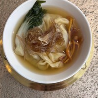 中国料理 新香港 - 8時間仕込み”中国野菜×夏草花×フカヒレ入り手包みスープ餃子