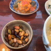 あそび割烹 さん葉か - 納豆、すごく美味しい。白大豆・ふくゆたか、黒大豆・くろだまる、青・あおばた大豆、茶大豆、紅大豆の五色の大豆（マルマメン工房さんのHP参照）