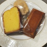 BASCULE - 左上から時計回りにケークシトロン、フィナンシェ、ダックワーズカフェ