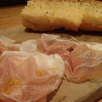 ウォルプタス 東京駅グランルーフ店 - 生ハム＆バケット