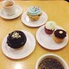 Molly's Cupcakes - 料理写真:左からボストンクリーム、バースデーケーキ、レッドベルベットのミニサイズ、クラッシックバニラ(だと思う）のミニサイズ