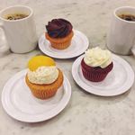 Molly's Cupcakes New York - 左からピーチコブラー、クラッシックバニラ（だと思う）、レッドベルベット