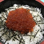 でか盛り海鮮問屋 - 半額イクラ丼