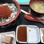 でか盛り海鮮問屋 - お味噌汁と選べる小皿付き