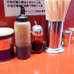 ラーメン二郎 - 卓上調味料