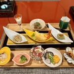 柿安 - 御盆に乗った小皿の数々