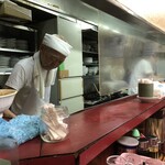 銀龍 - カウンターから見た調理場