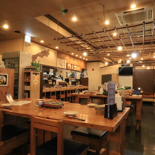 駅近◆ふらりと立ち寄れる、にぎやかな大衆酒場のような空間