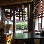 がんばり屋 - 店内から、入り口を見たところ