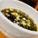 長命うどん - 【湯かけの熱い付け汁】生姜(しょうが)が効いている