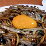 焼麺 六三本店 - 生玉子は黄身の部分だけ使われています。