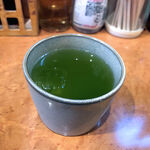 焼麺 六三本店 - サービスでコーヒーか緑茶が頂けるという事なので、冷たい緑茶を頂きました。
