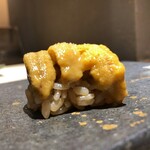 鮨 琥珀 - ムラサキウニ