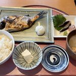 ひものと和めし処 をかし - 鮮魚丸一尾塩焼きとちょこっと刺身