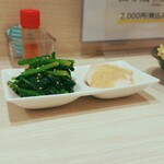 焼鳥 はるちゃん - ほうれん草の胡麻和えと蒸し鶏。蒸し鶏は思わず大切に後まで残すおいしさ。