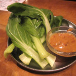 もも吉 - お通しは生の青梗菜を酢味噌ダレで。