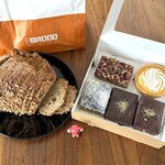 Bbrood - 料理写真:パンと4種類のケーキ