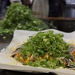 たぴおか食堂 - 「すじオムレツ」 800円 
      お店の名物「スジコン」をたっぷりの卵で包んだ
      ボリュームのある1品  (´◡`)  ソースとネギ盛りʬʬʬ
      
      奥に見えるのが、このあと食べるねぎ焼き ʬʬʬʬʬʬ