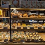 donut&bakery Un Créer - 陳列棚（塩パン）
