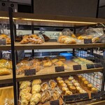 donut&bakery Un Créer - 陳列棚（はちみつバターパン）