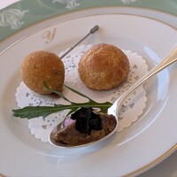 オテル・ド・ヨシノ - アミューズ（猪のリエット、魚とじゃがいものコロッケ、チーズのシュークリーム）