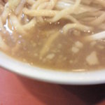 ラーメン二郎 - スープは適度に乳化