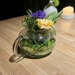 レスピラシオン - 湯気の向こうにふわりと立ちのぼる香りは、まるで初夏の朝、露に濡れたハーブ畑に迷い込んだかのような錯覚を覚えさせます。レモングラスやレモンミントの爽やかさに、スピアミントとアップルミントの清涼感が重なり、鼻腔をすっと通り抜けていきます。ラベンダーリーフやカモミールが穏やかな安らぎを添え、カレンデュラやコーンフラワーの花々が目にも鮮やかに彩りを与えます。